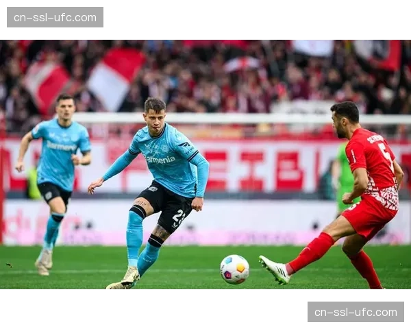 失落的英雄：勒沃库森门将赫拉德茨基终场前扑点后怒捶草皮