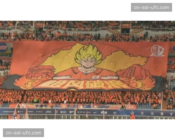 特写镜头：山东泰山球迷远征军在上海浦东足球场的巨幅TIFO